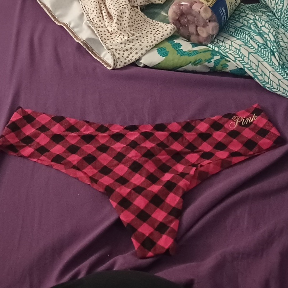Red and black check pattern VS